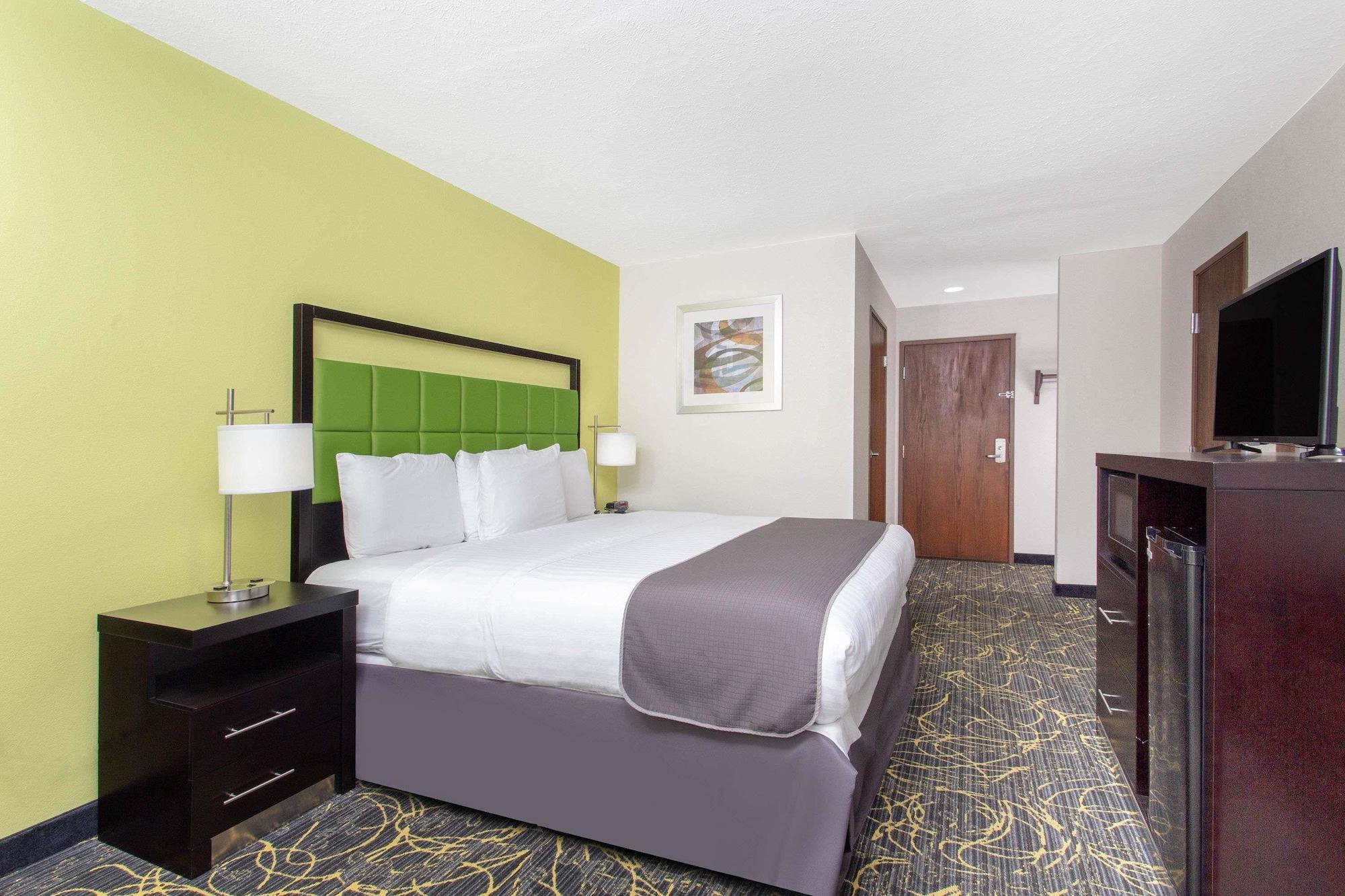 Americinn And Suites By Wyndham Delafield-Waukesha-Milwaukee Buitenkant foto