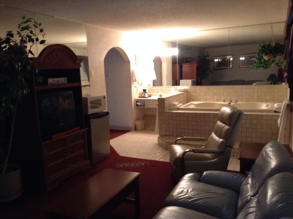 Americinn And Suites By Wyndham Delafield-Waukesha-Milwaukee Buitenkant foto