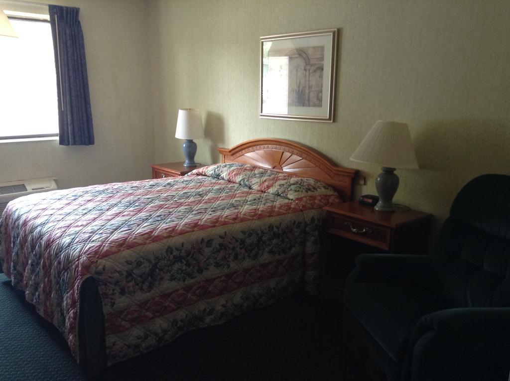 Americinn And Suites By Wyndham Delafield-Waukesha-Milwaukee Buitenkant foto