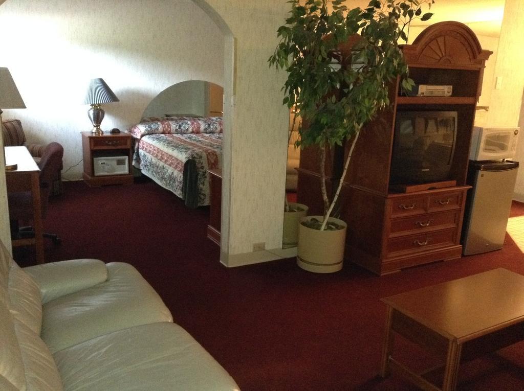 Americinn And Suites By Wyndham Delafield-Waukesha-Milwaukee Buitenkant foto