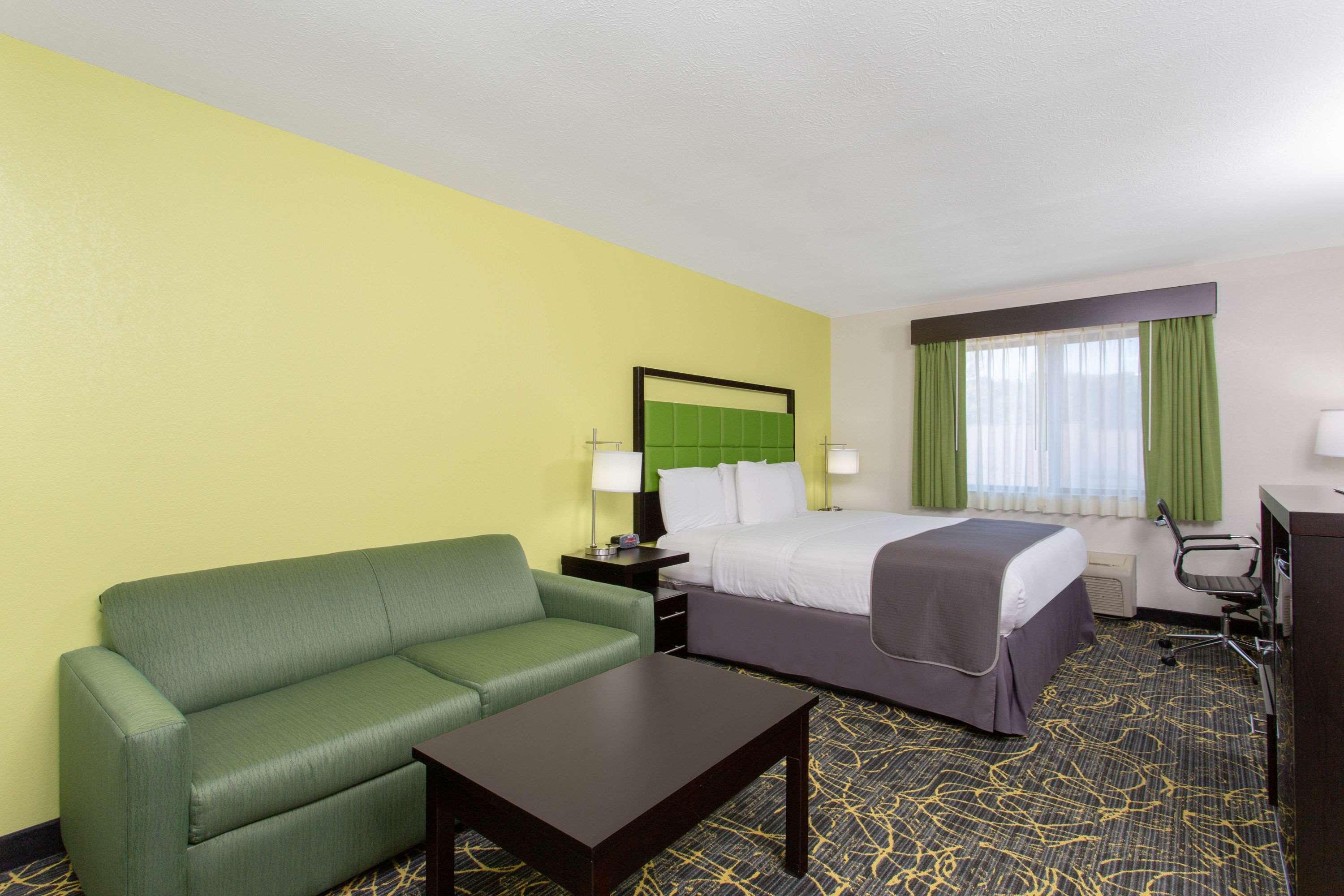 Americinn And Suites By Wyndham Delafield-Waukesha-Milwaukee Buitenkant foto