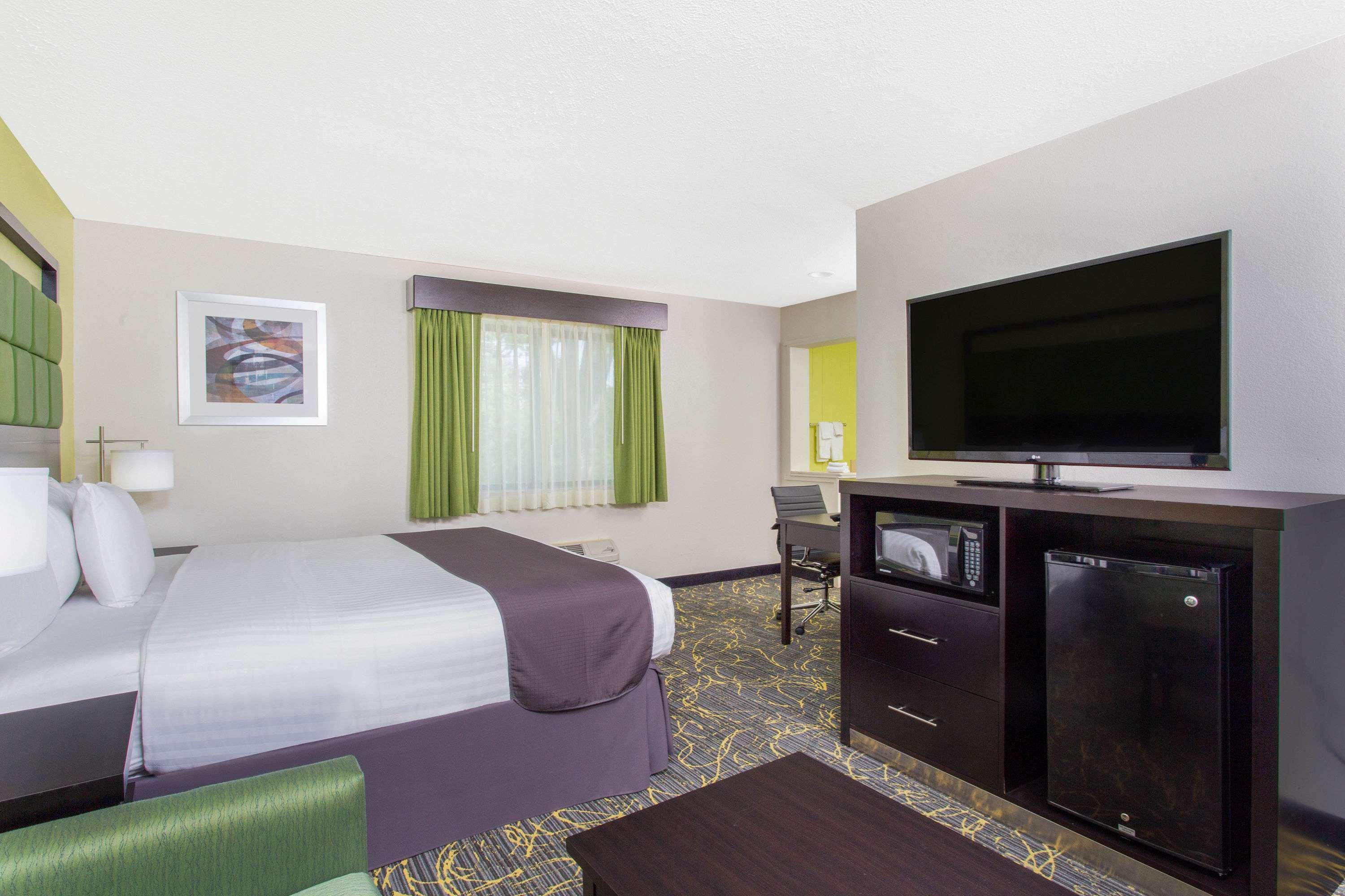 Americinn And Suites By Wyndham Delafield-Waukesha-Milwaukee Buitenkant foto