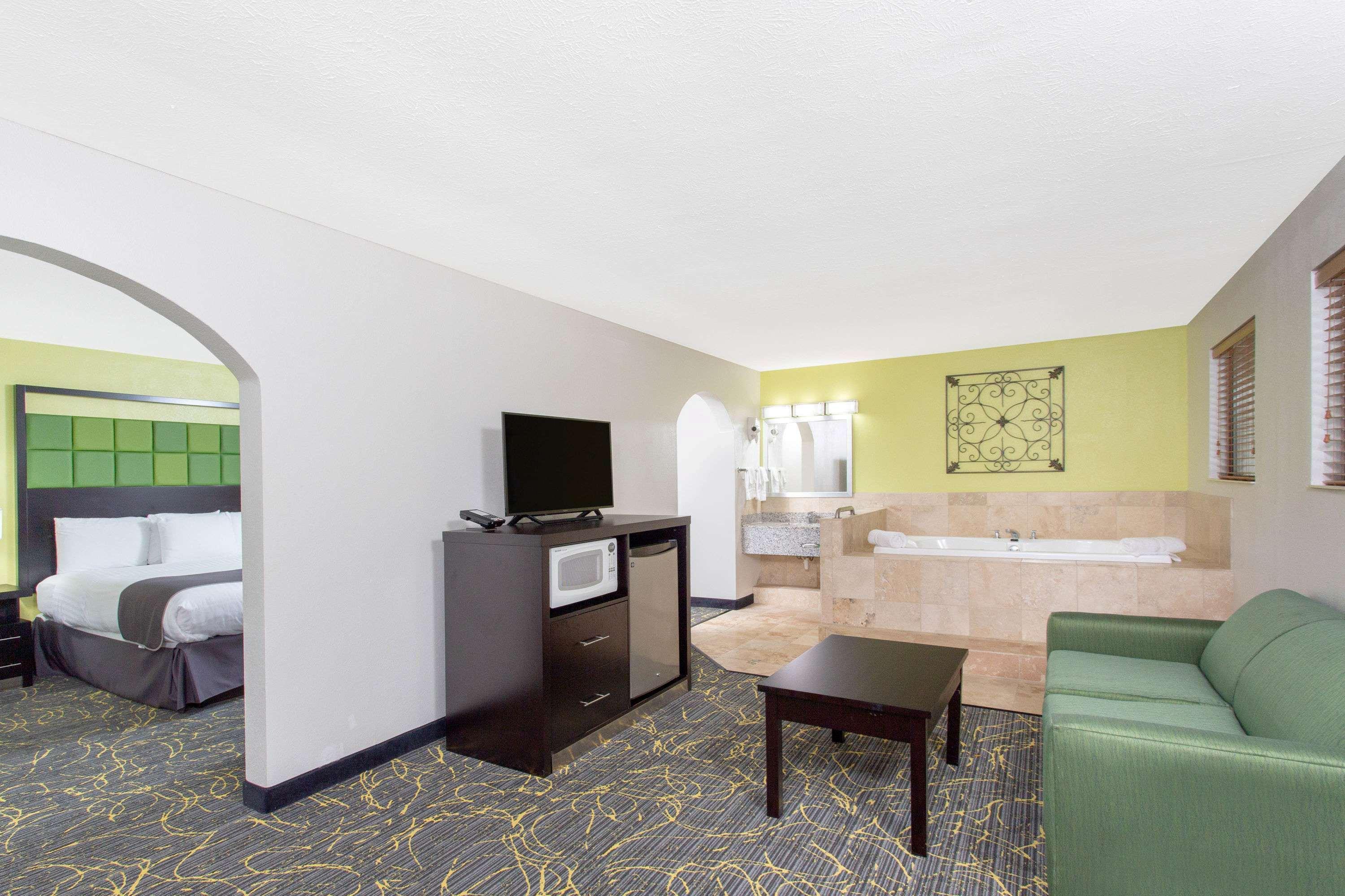 Americinn And Suites By Wyndham Delafield-Waukesha-Milwaukee Buitenkant foto