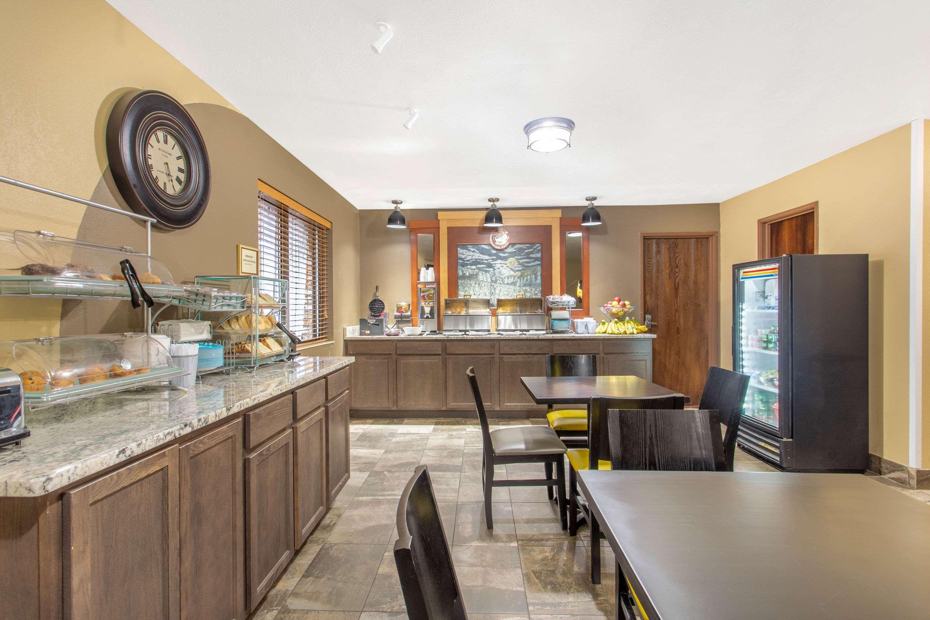 Americinn And Suites By Wyndham Delafield-Waukesha-Milwaukee Buitenkant foto
