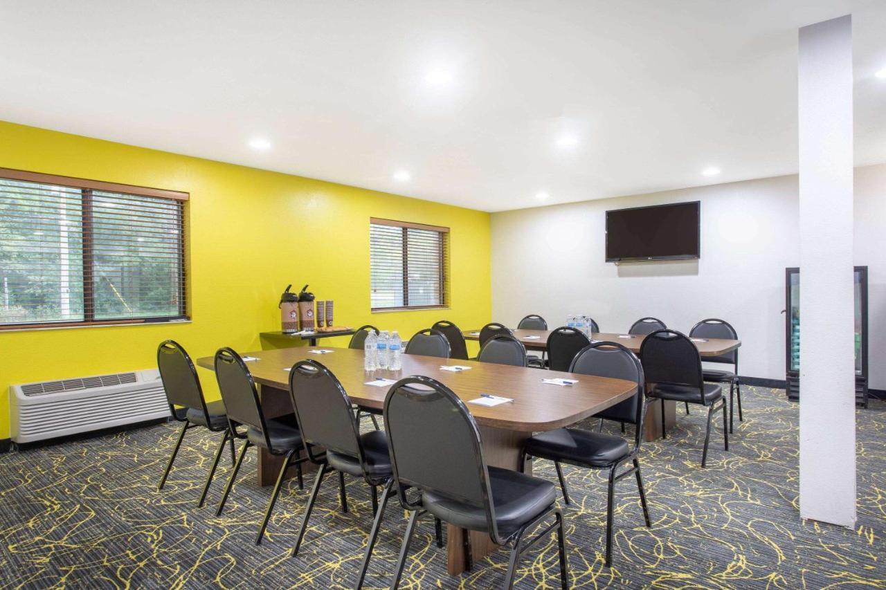 Americinn And Suites By Wyndham Delafield-Waukesha-Milwaukee Buitenkant foto