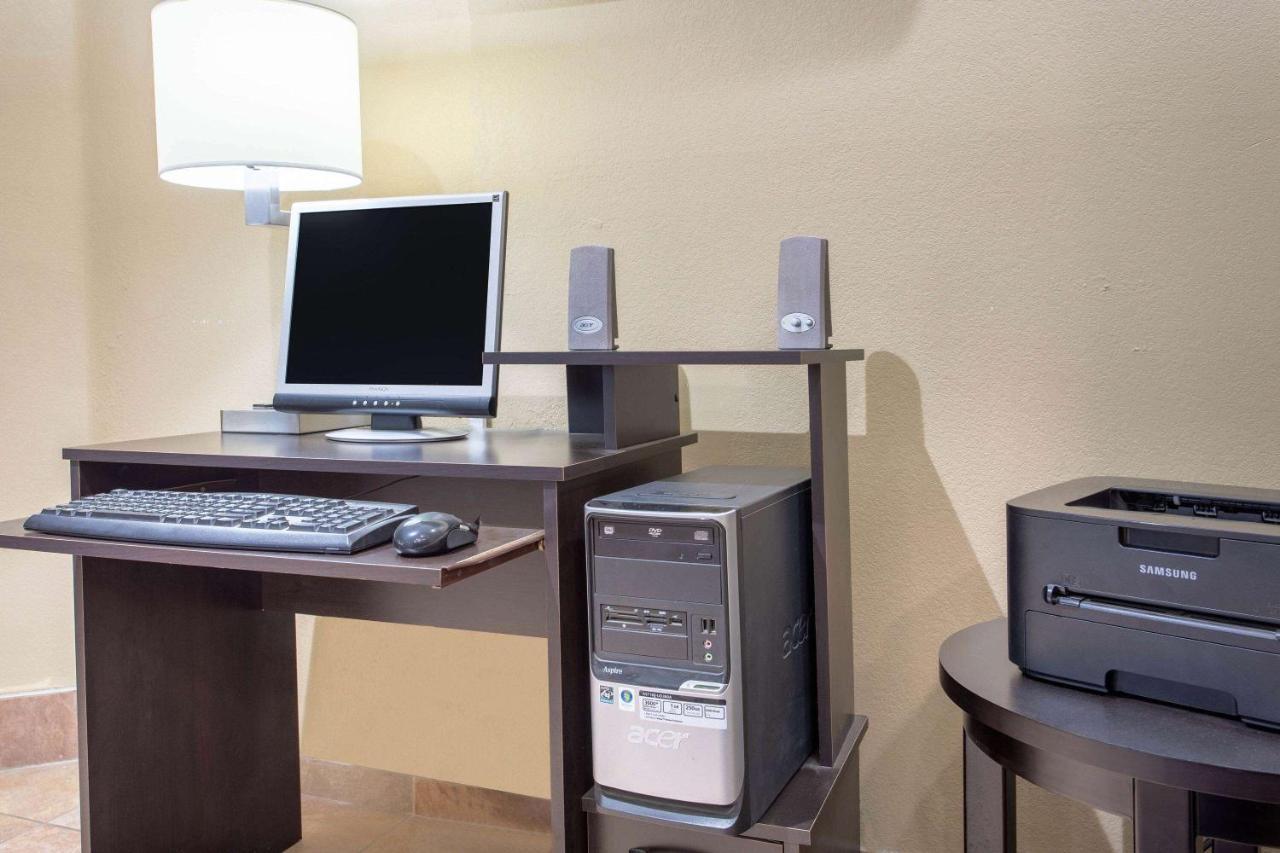 Americinn And Suites By Wyndham Delafield-Waukesha-Milwaukee Buitenkant foto