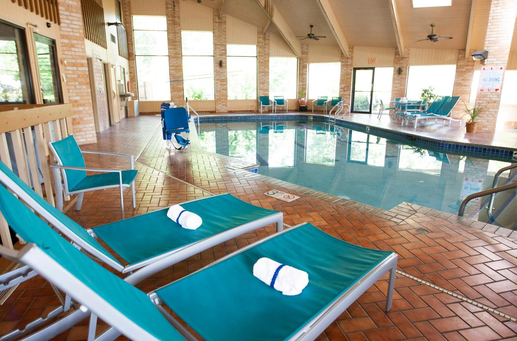 Americinn And Suites By Wyndham Delafield-Waukesha-Milwaukee Buitenkant foto