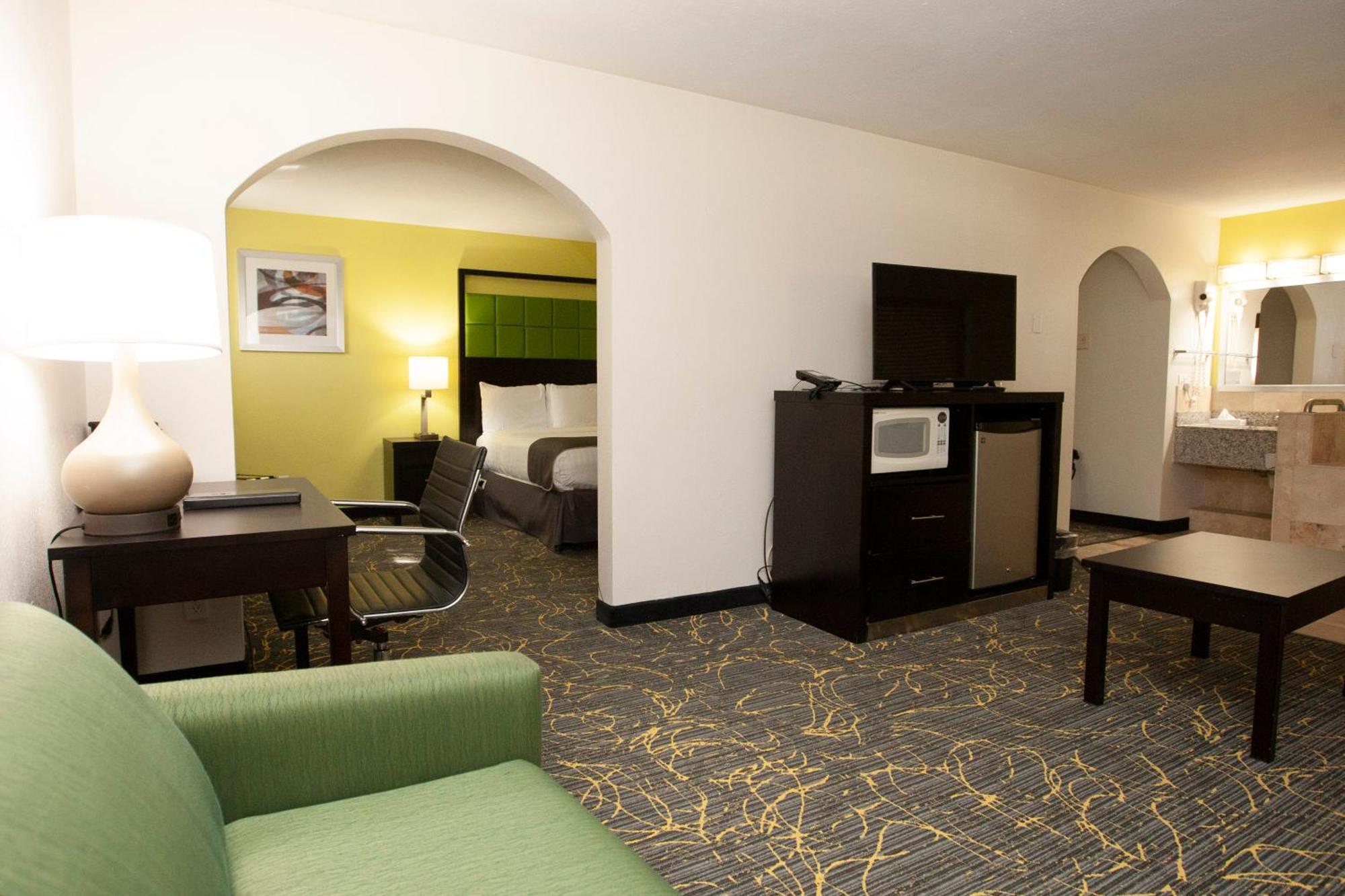 Americinn And Suites By Wyndham Delafield-Waukesha-Milwaukee Buitenkant foto