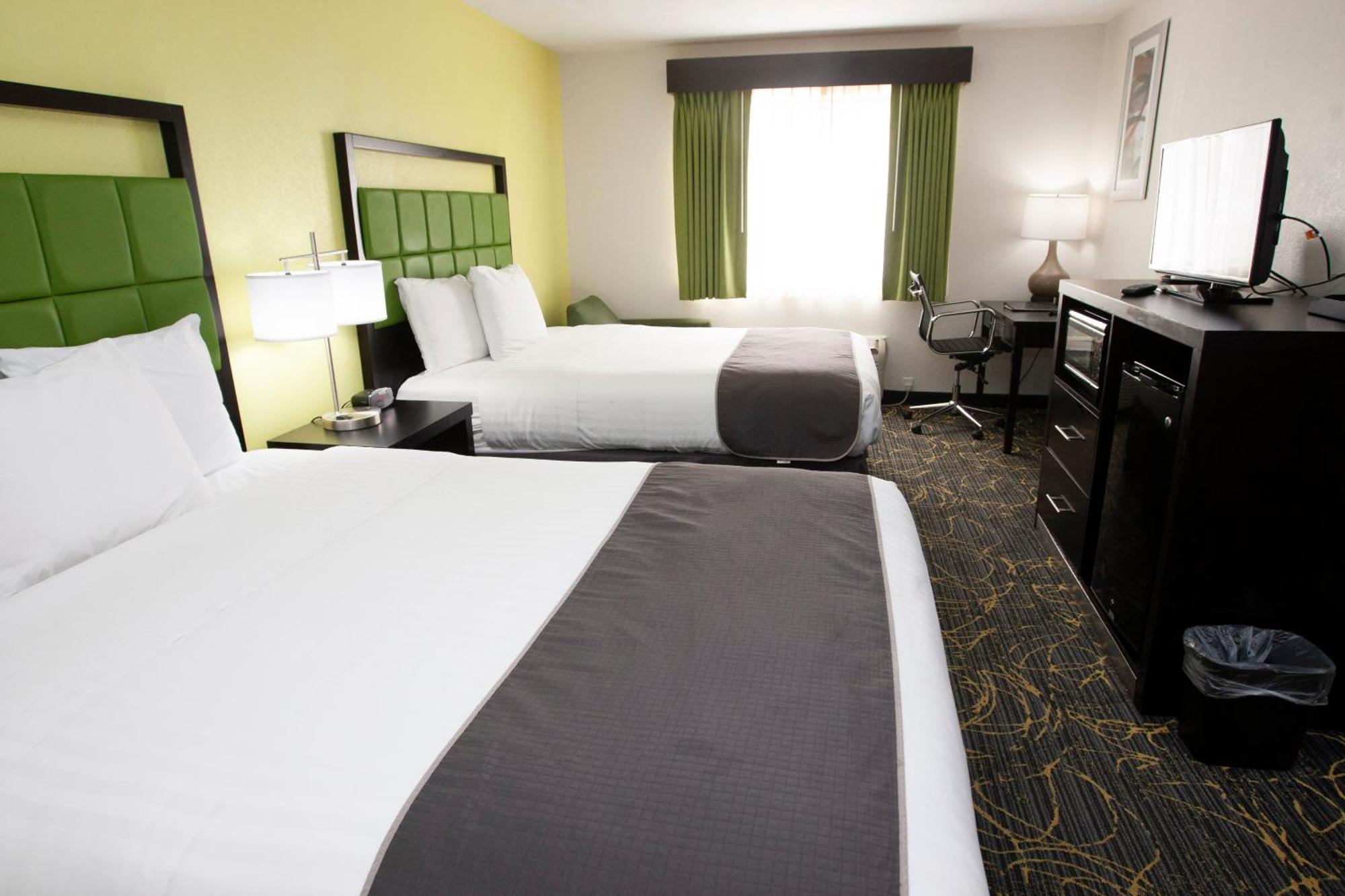 Americinn And Suites By Wyndham Delafield-Waukesha-Milwaukee Buitenkant foto