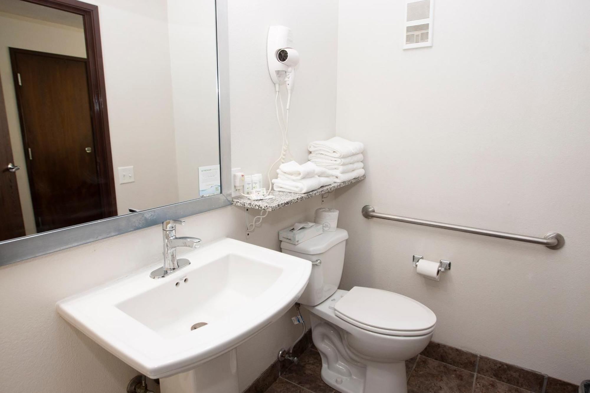 Americinn And Suites By Wyndham Delafield-Waukesha-Milwaukee Kamer foto