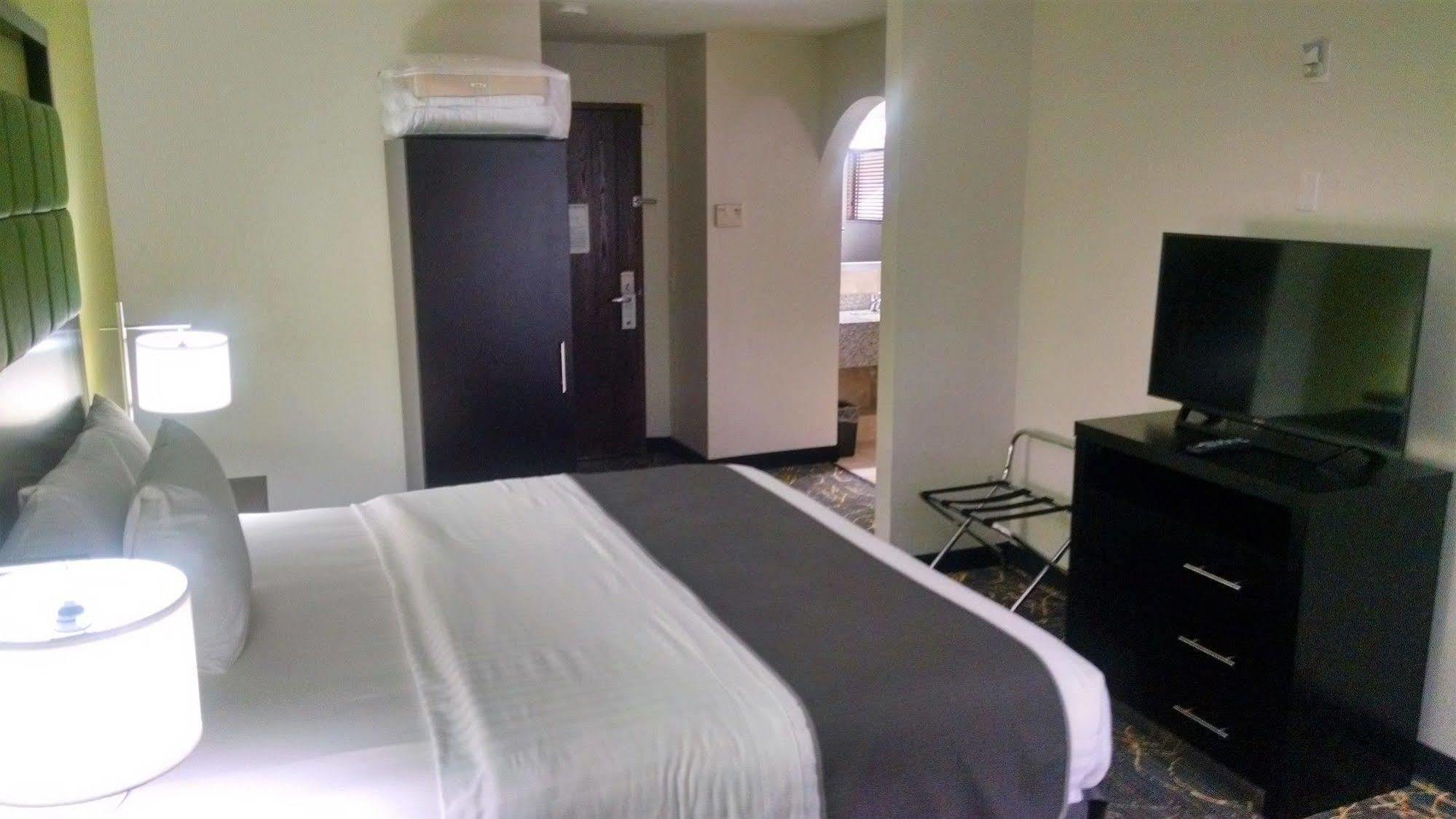 Americinn And Suites By Wyndham Delafield-Waukesha-Milwaukee Buitenkant foto