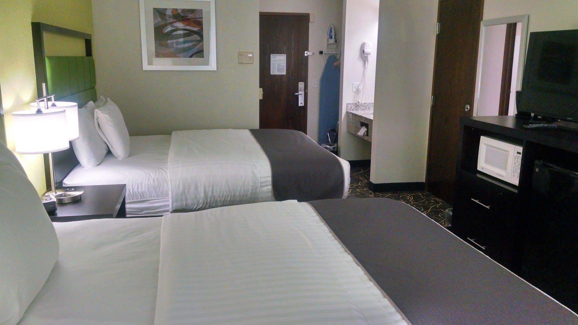 Americinn And Suites By Wyndham Delafield-Waukesha-Milwaukee Buitenkant foto